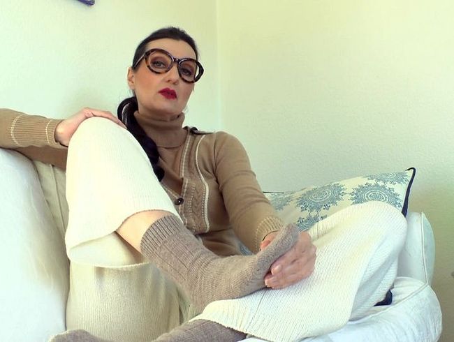 Download: LadyVictoria - Wollsocken riechen dürfen und auf Socken abspritzen! Lady Victoria