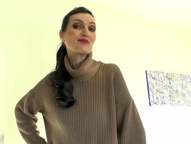 Download: LadyVictoria - Spritze auf meinen Pullover ab! Lady Victoria im dicken Rollkragen Pullover
