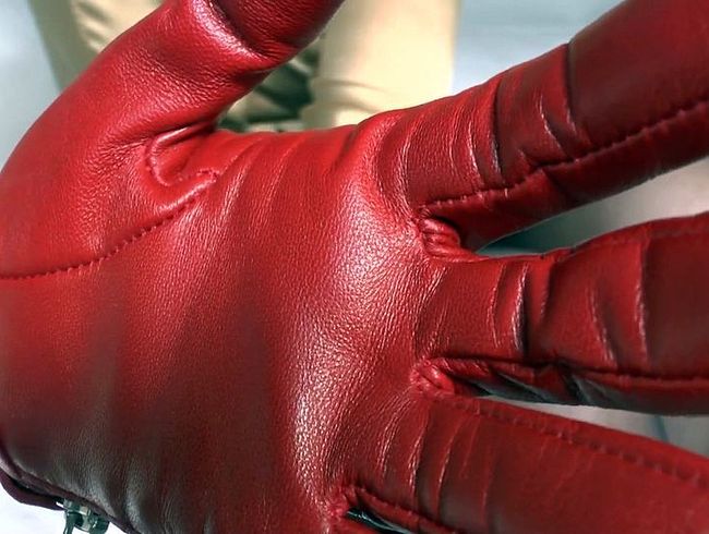 Download: LadyVictoria - Intensives schnüffeln an meinen roten Lederhandschuhen, Lady Victoria