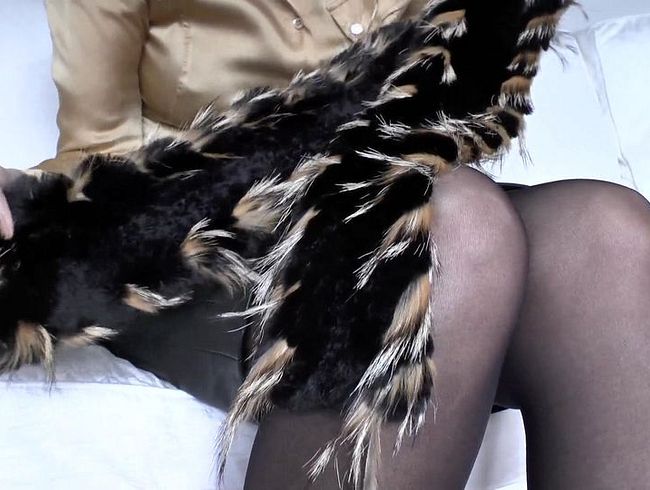 Download: LadyVictoria - Ejakulationstraining: An Pelz Schal schnüffeln und abspritzen, Lady Victoria