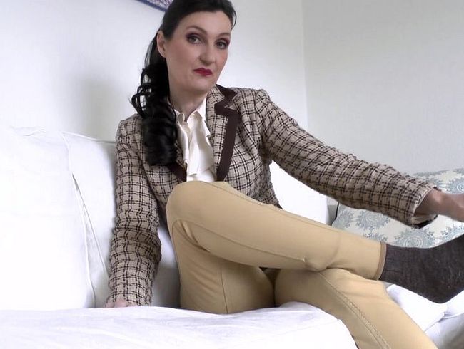 Download: LadyVictoria - Nach dem Ausritt duften meine Stiefelsocken sehr verschwitzt und ledrig! Lady Victoria