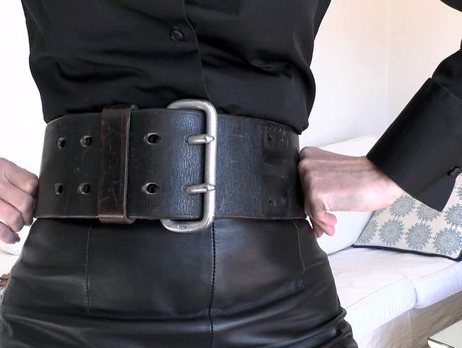 Download: LadyVictoria - Das Gürtel Geschenk von Feuerwehrmann Rudi, Gürtelanprobe und Gürtelvergleich, Lady Victoria