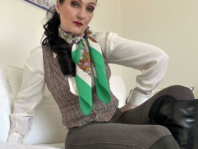 Download: LadyVictoria - Lecke meine Stiefelsohlen sauber mit Deiner Zunge! Lady Victoria