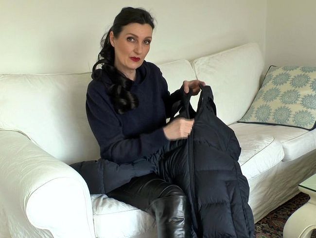 Download: LadyVictoria - Reißverschluß Test am Dunkelblauen Daunen Mantel, Lady Victoria