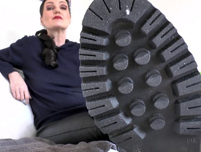 Download: LadyVictoria - Lecke meine Stiefel Straßen Sohlen mit Deiner Zunge! Lady Victoria