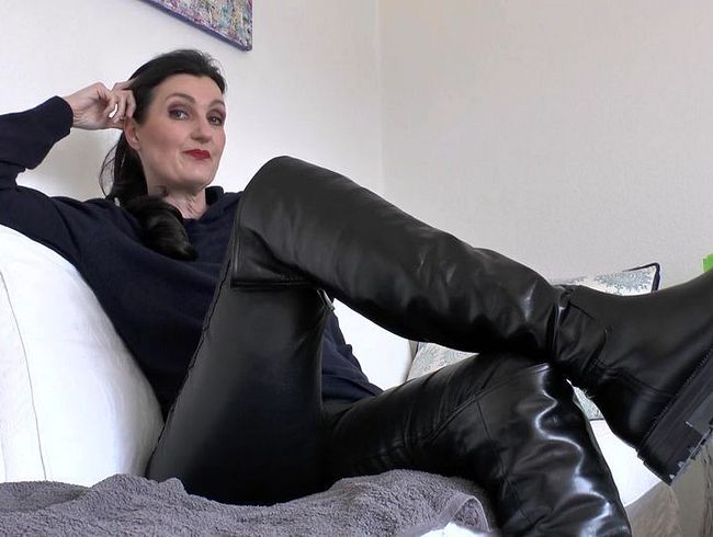 Download: LadyVictoria - Lecke meine Stiefel Straßen Sohlen mit Deiner Zunge! Lady Victoria