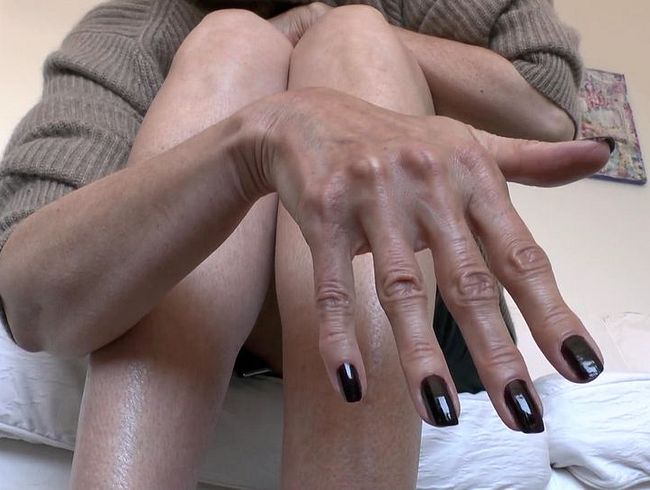 Download: LadyVictoria - Dunkle Fingernägel und glänzende Beine Teil 2 Lady Victoria