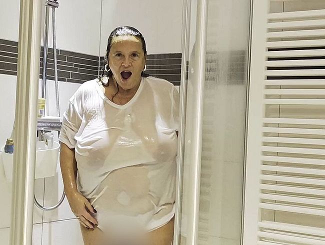 Download: Lady_Mercedes - Wet T - shirt Duschen