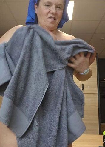 Download: Lady_Mercedes - Im Studio nach dem Duschen Gefingert und mit dem Deoroller gefickt