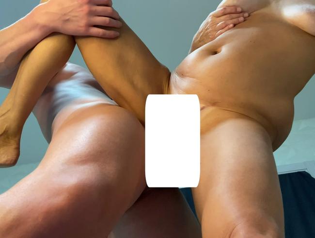 Download: Laniam62 - Der Freund meines Stiefsohns hat mich mit sprudelndem Creampie gefickt