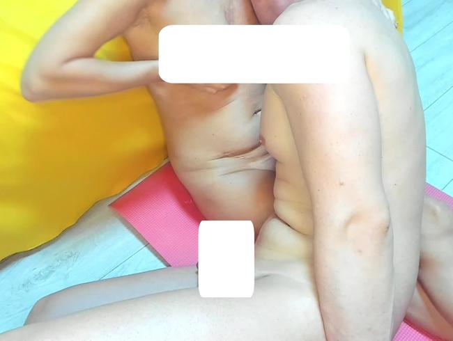 Download: Laniam62 - Stillende MILF und Handjob abspritzen