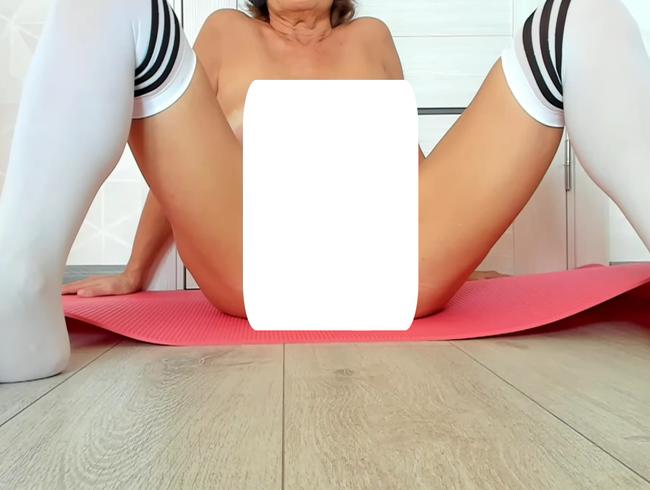 Download: Laniam62 - Milf probiert Staubsauger für ihre Muschi und Brustwarzen aus