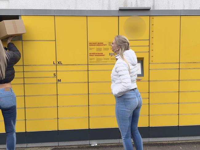 Download: Lara-CumKitten - JEANS PISS GIRLS | Public eingepisst an der Paket Station