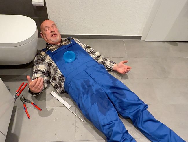 Download: Lara-CumKitten - HANDWERKER ALS TOILETTE BENUTZT | SCHLUCK ALLES durch den Trichter