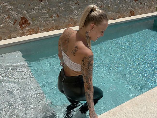 Download: Lara-CumKitten - LEGGINGS BUBBLE BUTT bis du abspritzen musst | KOMPLETT MIT LEGGINGS IM POOL