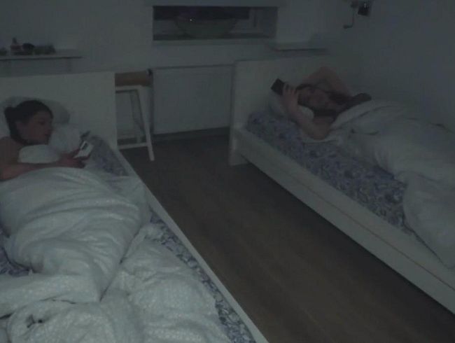 Download: Larissa-TS - Klassenfahrt mit Emily Adaire schau was wir im Zimmer tun !!!