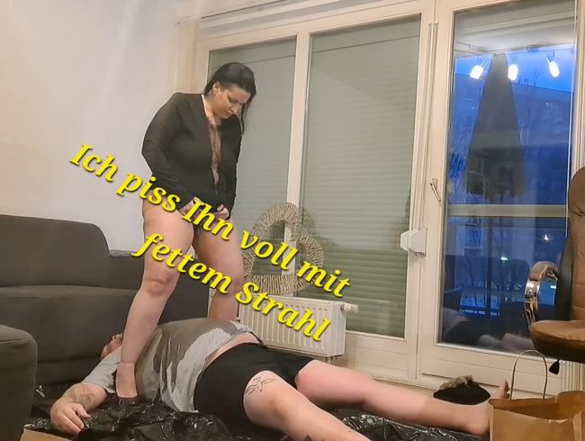 Download: Laura05 - Ich pisse Ihn voll...