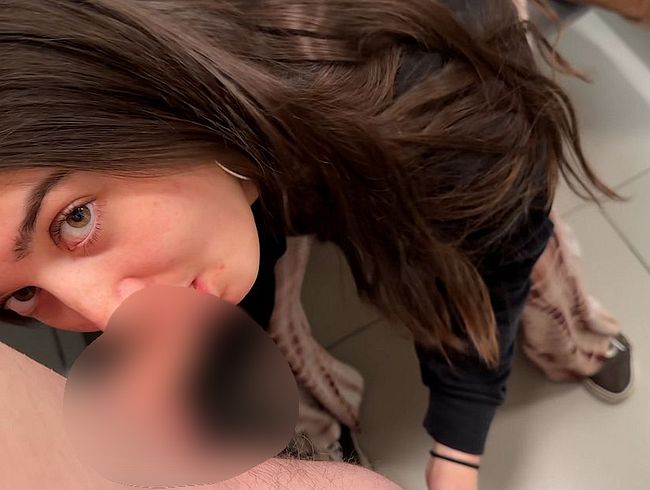 Download: LeMaSnuSnu - Riskanter Blowjob in der Umkleide!! Wir wurden wirklich erwischt !?