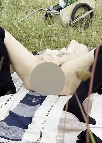 Download: LeaLuvXXX - Ich wurde beim drehen erwischt auf einmal macht er mit!