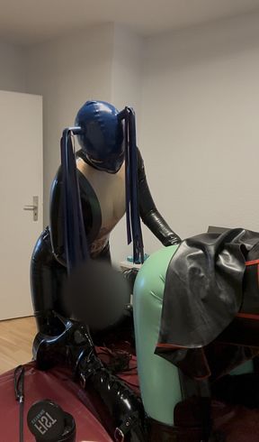 Download: LeaLuvXXX - Gehorsam glänzt in Latex: Miss Lea-Love hat Spaß mit Latexsissy