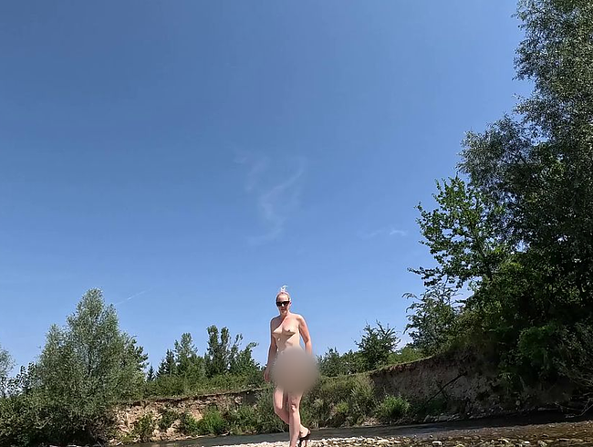 Download: Lea_Kirsch - MAUL AUF! Und SCHLUCK DU SAU! Sektdusche gefällig?