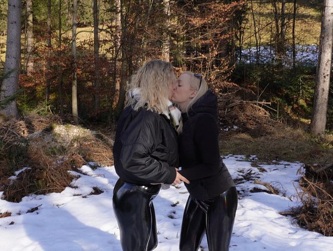 Download: Lea_Kirsch - PUBLIC PISS IM SCHNEE Lack-Bitches on Tour! Leckst du uns sauber?