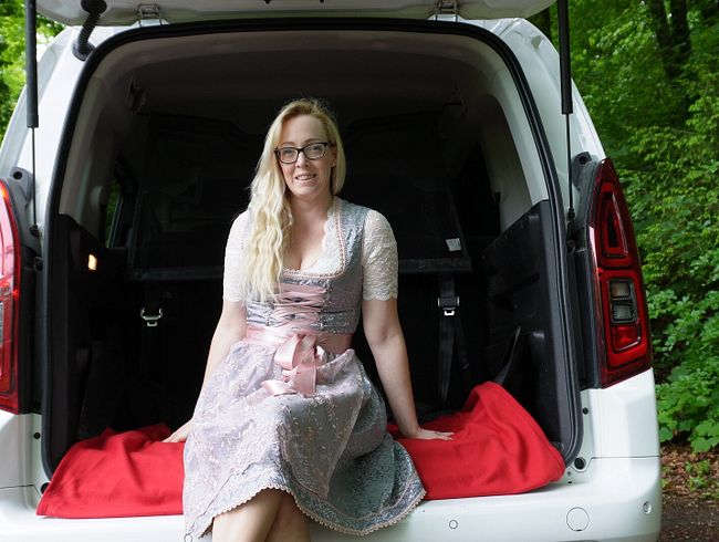 Download: Lea_Kirsch - Ultra gamsiga OUTDOOR SQUIRT vor am Vodadogs Festl! Die Geilheit musste vorher RAUS!