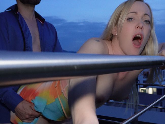 Download: Lea_Kirsch - VERBOTEN GEILER PUBLIC-FICK! UNGLAUBLICH – XXL SCHWANZ FICKT MICH HART & EIN GANZER ZUG SCHAUT ZU!