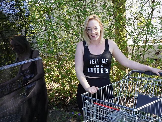 Download: Lea_Kirsch - Parkplatz-Schlampe Lea: Fremder in mein Auto, sloppy Deepthroat & dicker Creampie Doggy!