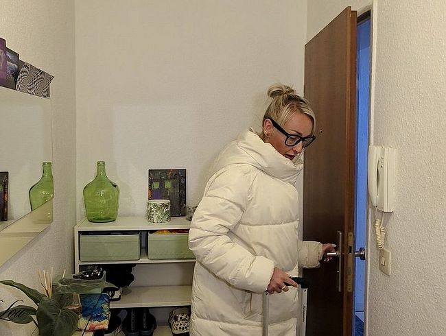 Download: Lea_de_LaLou - gestresst zurück aus dem Urlaub, meine Fickmaschine weiß was hilft