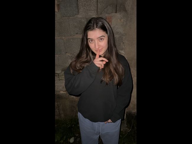 Download: LeahSnuSnu - Bad besetzt ?! Ich pisse in den Hinterhof!