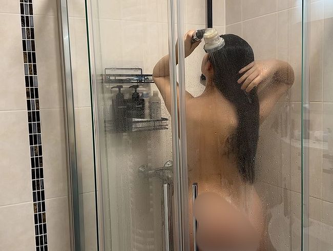 Download: LeahSnuSnu - Mitbewohnerin schließt ihre Tür nicht ab?! Creampie in der Dusche!