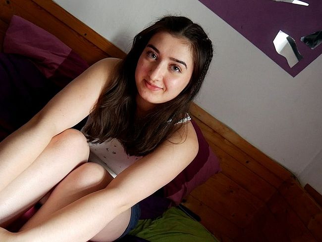 Download: LeahSnuSnu - Sind wir zu weit gegangen ?! Meine Freundin schiebt mir den Dildo rein!