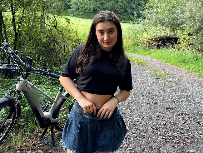 Download: LeahSnuSnu - Röckchen hoch, Schwanz rein! Outdoor Quickie beim Fahrrad fahren