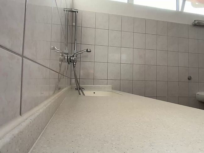 Download: LeelouCorben - Heimlicher Fick in der Umkleide/Dusche - Leelou kommt zum Orgasmus und Corben spritzt in ihren Mund