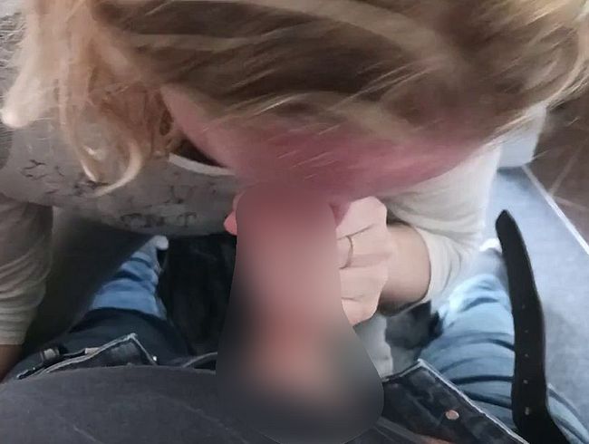 Download: LeelouCorben - Schneller Blowjob im Büro mit finalem Abspritzen auf die Titten