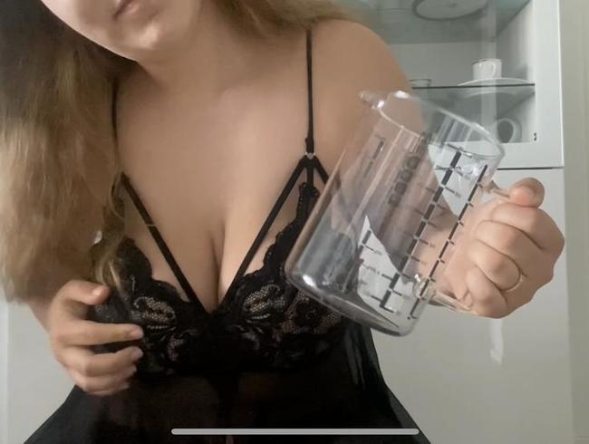 Download: Lena_Lust - Natursektabenteuer - Ich pinkel in einen Messbecher!