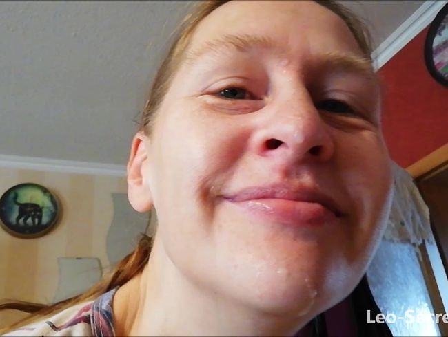 Download: Leo-SecretLove - Mitten aus dem Leben - dem Paketboten mit Sperma im Gesicht die Tür geöffnet ;p