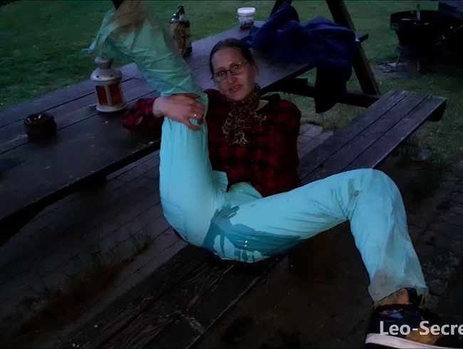Download: Leo-SecretLove - Ups, auf der Gartenbank in die Hose gepinkelt ^^