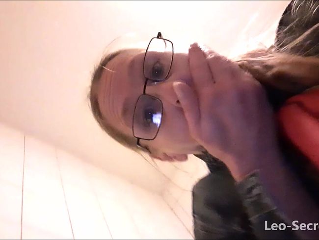 Download: Leo-SecretLove - OMG - Pissen zum Public Viewing, und das gleich 8 mal ;p