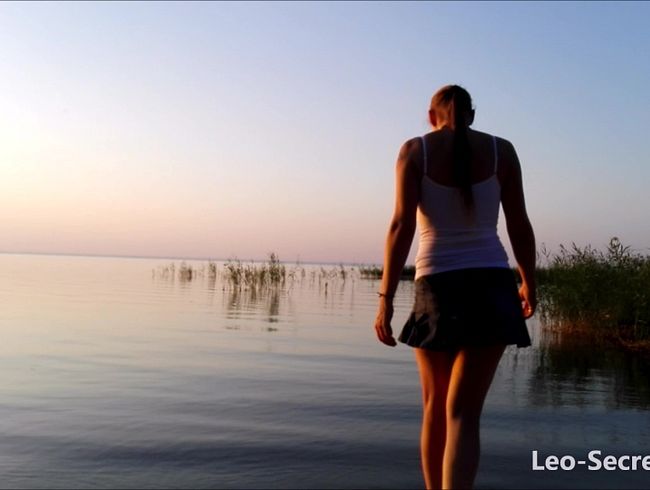 Download: Leo-SecretLove - Strip nach der Abkühlung im Haff mit weißem Shirt ;p