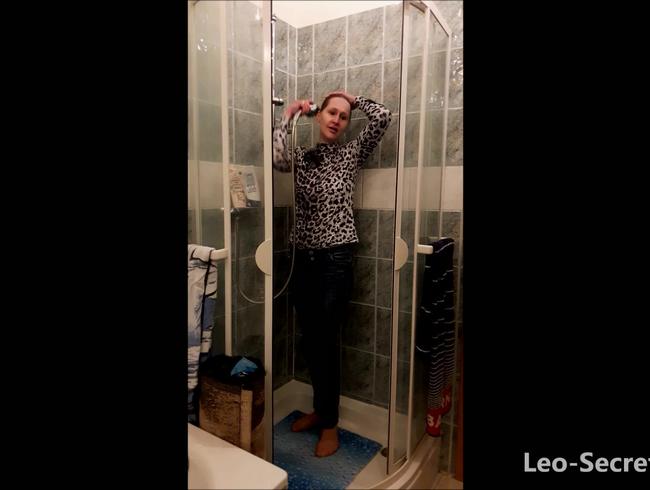 Download: Leo-SecretLove - mit vollgepisster Jeans unter die Dusche