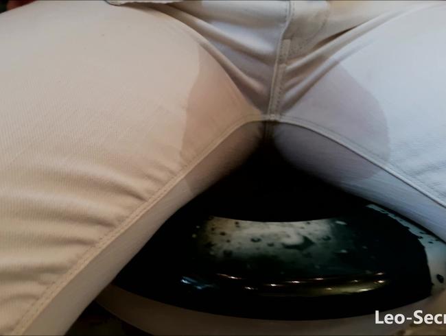 Download: Leo-SecretLove - Der Knopf ging nicht auf - in die weiße Jeans gepinkelt ^^