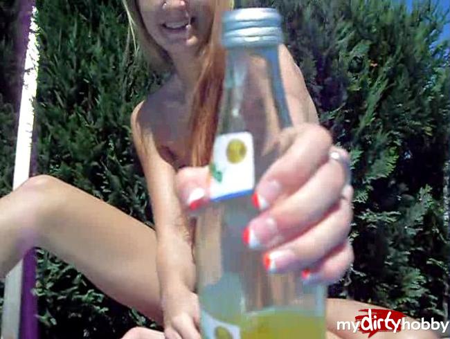 Download: Leonie-pur - Outdoor - Pussy bearbeitet und Limo mit Pussysaft