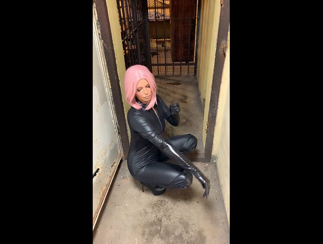 Download: Lexxy-Lou - Outdoor unterwegs! Ich zeige mich mit Leder Overknees und Catsuit, eines meiner Lieblingsoutfits !