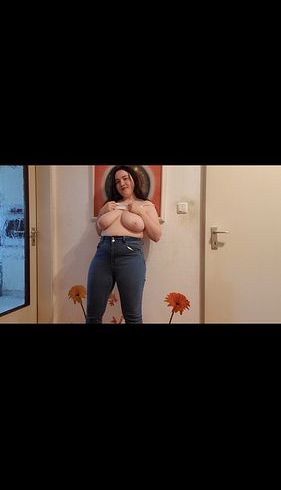 Download: Lia123432 - Ich pinkel in meine Jeanshose!!!! Alles ist nass!!!