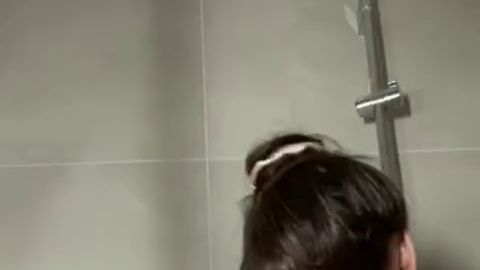 Download: Liana99 - Komm mit mir unter die Dusche ganz nah, ganz nass…