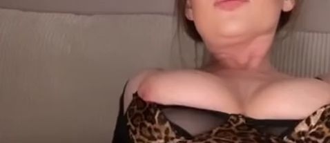 Download: Liana99 - Mein Sklave, heute bin ich richtig nett zu dir! Pack deinen kleinen Loser Schwanz aus!