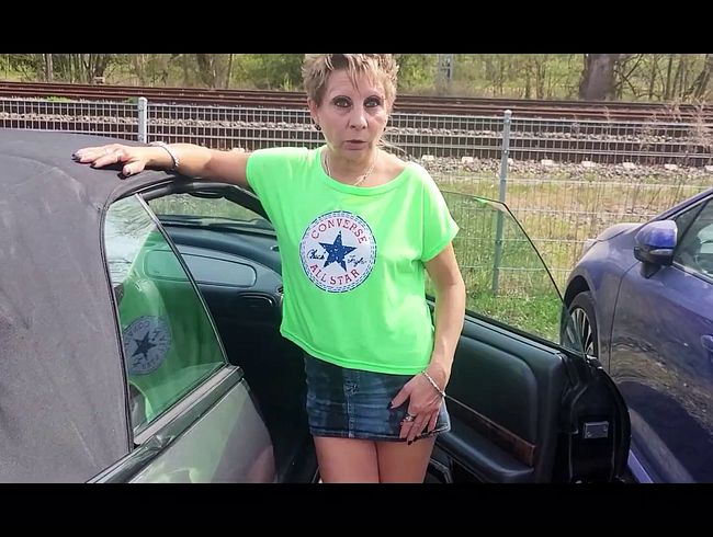 Download: Lienchen_1611 - musste eilig p***en-egal auch am Bahndamm geht das