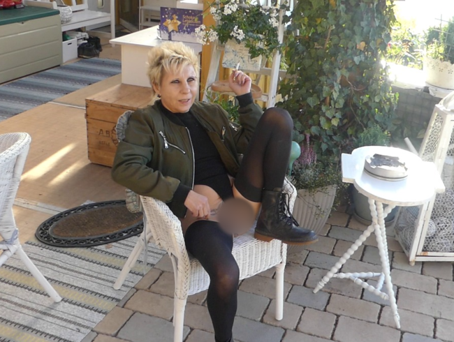 Download: Lienchen_1611 - in der Web Cam- Pause hemmungslos in Halterlosen gepisst